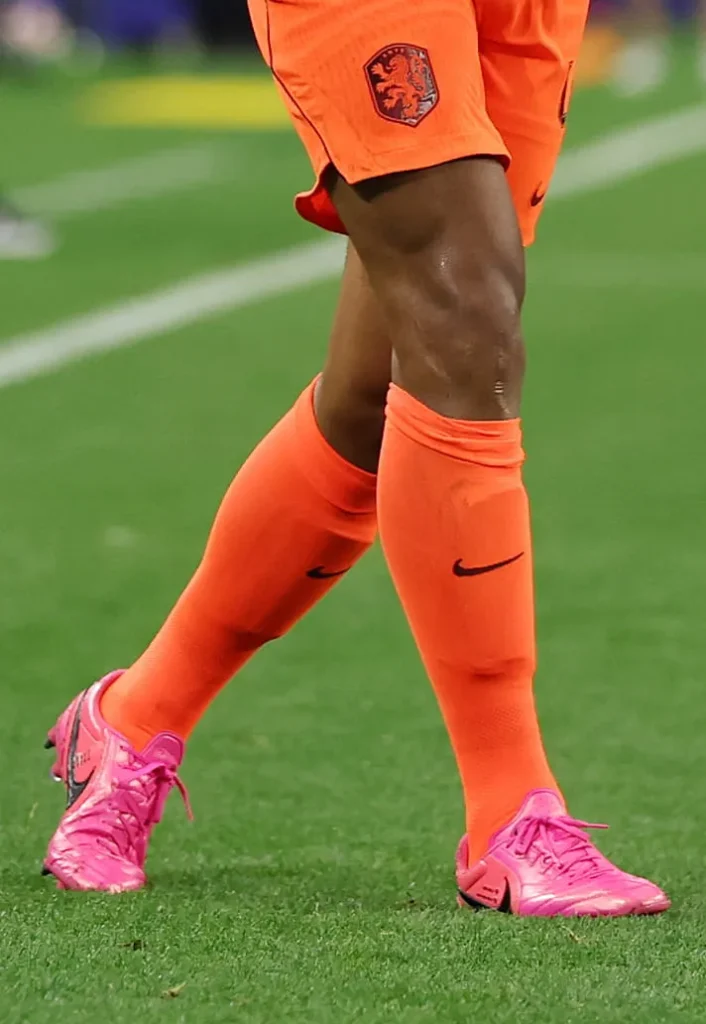 nike pink football boots