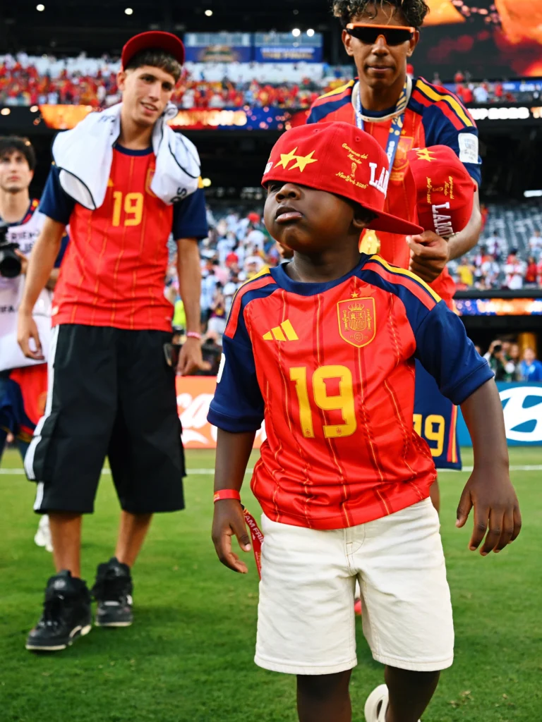 What hat was Lamine Yamal's brother wearing