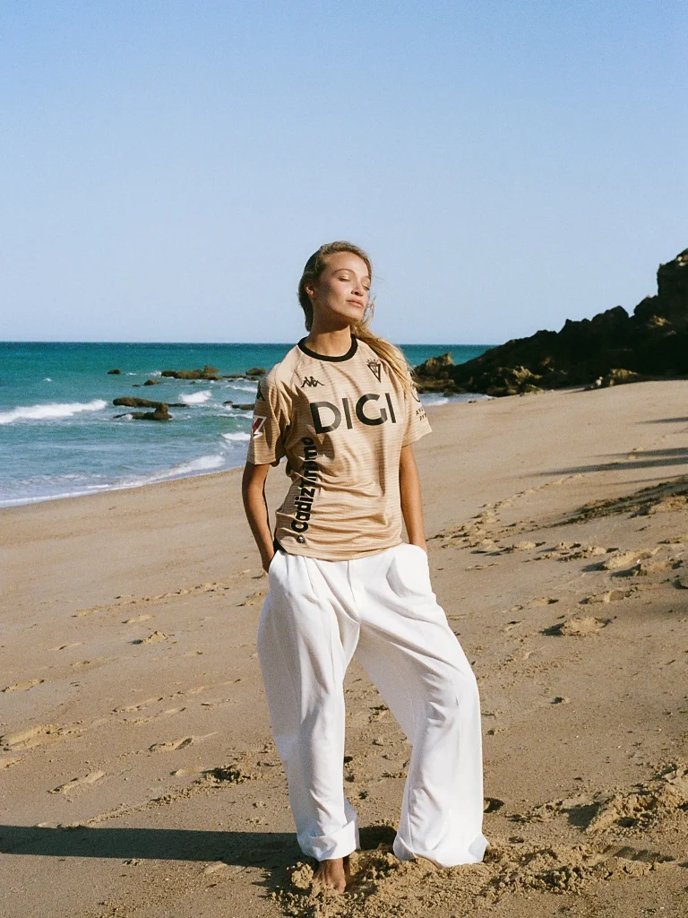 The Cádiz CF 2026/27 Third kit by Kappa, featuring a warm sand colourway with subtle undulating wavy lines representing local beaches.